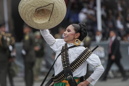 Una participante vestida de Adelita durante el evento.