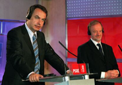 José Luis Rodríguez Zapatero, ayer, junto al presidente del Partido de los Socialistas Europeos, Robin Cook.