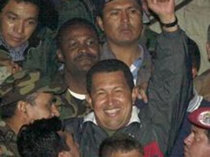 El presidente de Venezuela, Hugo Chávez, saluda a su llegada al palacio de Miraflores, en Caracas.
