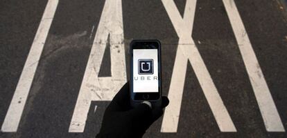 Un usuario abre la aplicación de Uber.