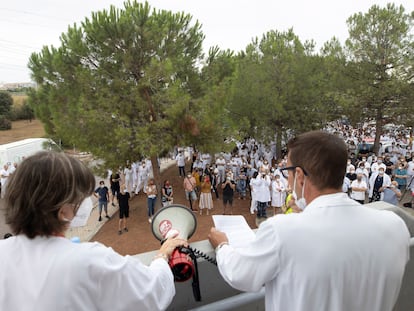 La Junta del Personal del Hospital La Plana ha convocado este martes, con el apoyo de los sindicatos, una concentración a mediodía ante el centro para protestar por el uso, autorizado por un juzgado, de una terapia no autorizada contra la covid.