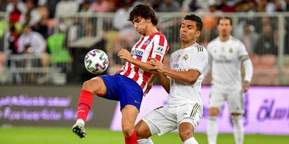 João Félix y Casemiro en una acción del partido.