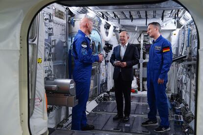 El canciller Olaf Scholz (centro), con los astronautas alemanes Alexander Gerst y Matthias Maurer, durante una vista a la Agencia Espacial Europea en Colonia, el viernes pasado.