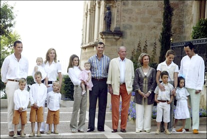 De izquierda a derecha: la infanta Cristina e Iñaki Urdangarin con sus cuatro hijos; los príncipes de Astuarias con su hija Leonor; los reyes Juan Carlos y Sofía, la infanta Elena con su marido, Jaime de Marichalar, y sus dos hijos. Una foto de toda la familia en el Palacio de Marivent en agosto de 2006.