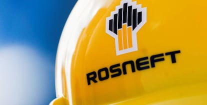 El logotipo de Tosneft en un casco de seguridad.