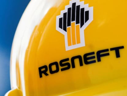 El logotipo de Tosneft en un casco de seguridad.