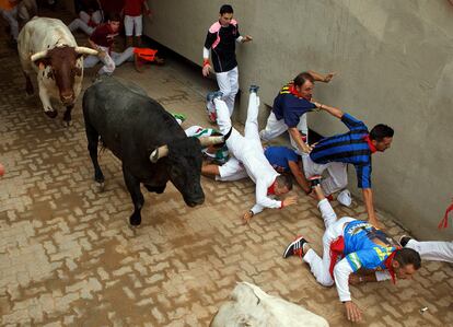 En esta ocasión, se ha realizado un 'encierrillo' a la inversa, para devolver al toro a los corralillos del gas. Este traslado se hace con vallado y sin corredores. En la imagen, los corredores caen al paso de los morlacos en la entrada de la plaza de toros.