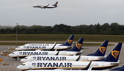 Varios aviones de Ryanair estacionados en el aeropuerto de Stansted de Londres, este lunes.