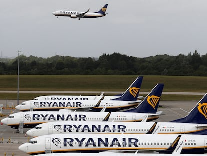 Varios aviones de Ryanair estacionados en el aeropuerto de Stansted de Londres, este lunes.