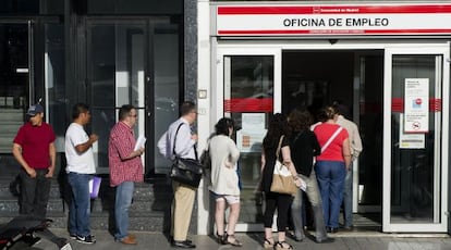 Desempleados en una oficina de empleo de Madrid.