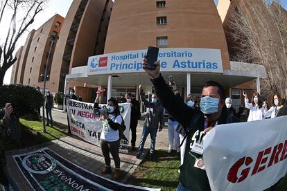 Concentración convocada este viernes por el sindicato de sanidad Mats para exigir la dimisión la gerente del Hospital Universitario Príncipe de Asturias, Dolores Rubio.