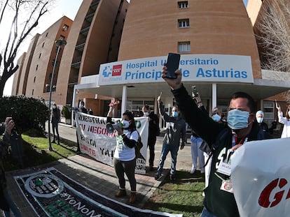 Vista de la concentración convocada en febrero por el sindicato de sanidad Mats para exigir la dimisión la gerente del Hospital Universitario Príncipe de Asturias, Dolores Rubio, quien sugirió retirar los teléfonos móviles a los pacientes covid-19.