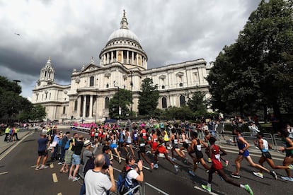 Los atletas corren frente a la Catedral de San Pablo de Londres.