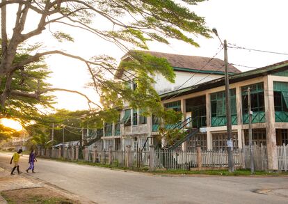 Un antiguo edificio de la ciudad de Grand-Bassam, la antigua capital colonial de Costa de Marfil, una villa histórica anclada en el siglo XI y declarada patrimonio mundial de la Unesco.  