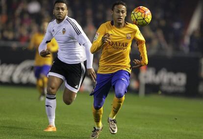 Neymar se marcha de Rubén Vezo.