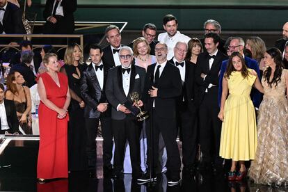 Jesse Armstrong, creador de 'Succession', sostiene el Emmy de Mejor serie de drama en la 74 edición de los premios de la Academia de televisión.