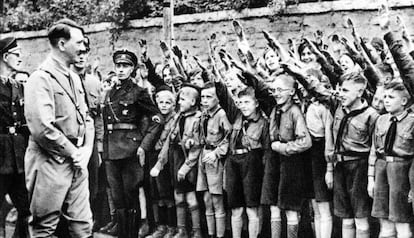 Hitler passa revista a les Joventuts Hitlerianes.