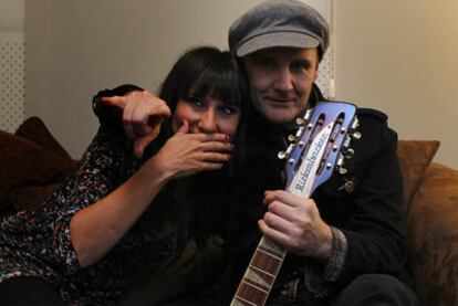 Eva Amaral y Juan Aguirre, ayer en su estudio de Madrid.