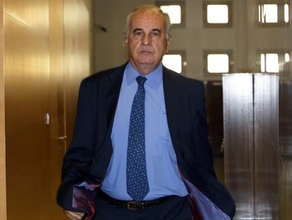 Rafael Blasco, este jueves, en el momento de abandonar el hemiciclo por un pasillo para tratar de eludir a los periodistas.