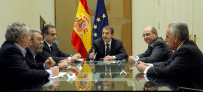 Los sindicalistas Toxo y Méndez, el ministro Corbacho, el presidente Zapatero y los líderes de la patronal Díaz Ferrán y Bárcenas, el pasado febrero en La Moncloa.
