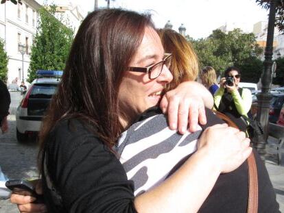 Francisca Mart&iacute; (izquierda) se abraza a una amiga ante los juzgados de Sueca tras evitar el desalojo.