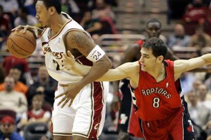 El base de los Raptors José Manuel Calderón (derecha)intenta robar el balón ante Marshall (Cavaliers), durante el partido disputado este martes.