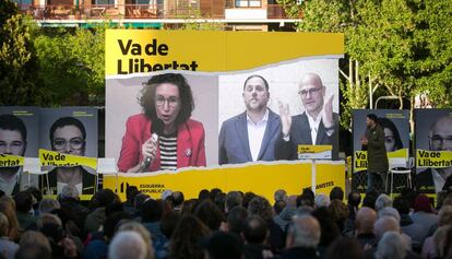 Marta Rovira, Oriol Junqueras y Raül Romerva en un momento del mitin en Badalona.