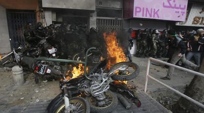 Imagen de un enfrentamiento entre manifestantes reformistas y agentes de las Fuerzas de Seguridad en Tehern. La fotografa ha sido obtenida por la agencia Associated Press a travs de un particular, ya que los medios de comunicacin extranjeros tienen prohibido trabajar en la calle y cubrir las protestas de la oposicin.