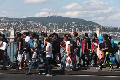 Un numeroso grupo de migrantes cruza el puente Elisabeth después de salir de la zona de tránsito de la principal estación de tren de Budapest.