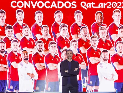 Luis Enrique, con las imágenes de los jugadores convocados para el Mundial de Qatar 2022, este viernes en la Ciudad del Fútbol en Las Rozas.