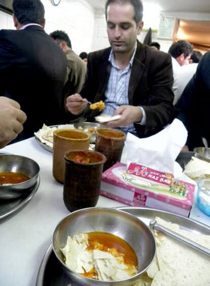 Degustación del tradicional 'abgusht', calórico cocido local de Urmia, Irán