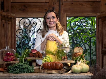 Begoña Rodrigo posa con su línea de charcutería vegetal, en el restaurante La Salita (Valencia).