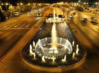 Una vista nocturna de la avenida del Cid de Valencia, iluminada por centenares de farolas.