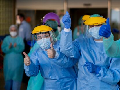 Un grupo de sanitarios del hospital Virgen del Rocío de Sevilla, a principios de abril.