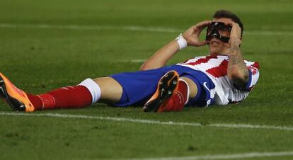 Mandzukic, con una protección durante el partido del Sevilla.