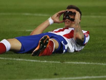 Mandzukic, con una protecci&oacute;n durante el partido del Sevilla. 