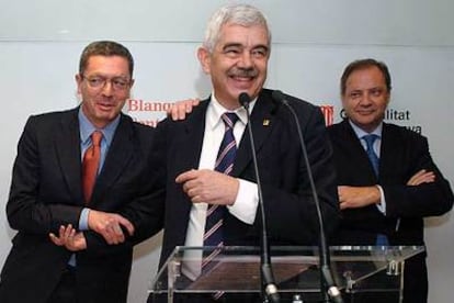 Pasqual Maragall, en el centro, bromea con Ruiz-Gallardón y Santiago de Torres, ayer en Blanquerna.