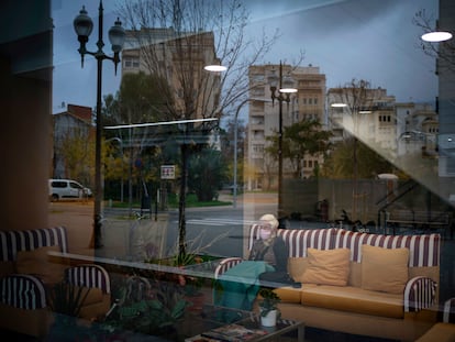 Una mujer mira por la ventana en una residencia en Barcelona el pasado 18 de diciembre.