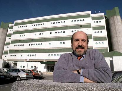 Mariano Esteban, ante el edificio del Centro Nacional de Biotecnología (CNB-CSIC), en Madrid.