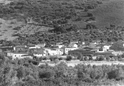 Vista de Puerto Hurraco, la aldea donde los hermanos Izquierdo dispararon cartuchos de postas con sus escopetas repetidoras a un grupo numeroso de vecinos que se encontraban en las calles del pueblo. En el juicio los Izquierdo declararon que pensaban que habían asesinado a decenas de personas. Finalmente fueron nueve, la mayoría de su familia rival, los Cabanillas.