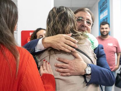 El presidente extremeño en funciones, Guillermo Fernández Vara, abraza a un miembro de su equipo a su llegada a la reunión del Comité Ejecutivo Regional del PSOE de Extremadura, en Mérida, este martes.