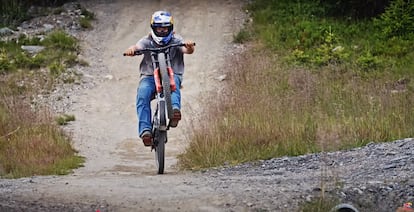 El ciclista Brage Vestavik en uno de los vídeos 'ASMR' de bicicleta de montaña, en en un vídeo publicado en Youtube.