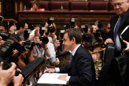 José Luis Rodríguez Zapatero y Miguel Ángel Moratinos, durante el debate del estado de la nación.