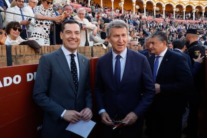 El presidente de la Junta de Andalucía, Juan Manuel Moreno, y el líder del PP, Alberto Núñez Feijóo, asisten al festejo de la Feria de Abril de este viernes en la plaza de la Maestranza, en Sevilla.