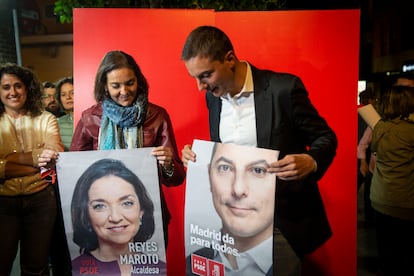 Reyes Maroto y Juan Lobato en la pegada de carteles, en la plaza de Rafaella Carrà, en el distrito de Centro. 