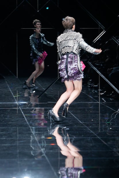 En Londres, en la presentación de Burberry Prorsum (primavera-verano 2011), las caídas parecen coreografías.