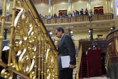 Zapatero vuelve a su escaño tras pronunciar su discurso en el Pleno del Congreso.