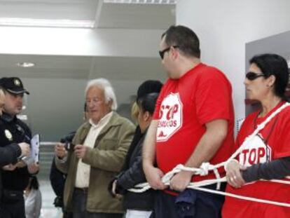 Miembros de Stop Desahucios, en la sucursal bancaria durante la protesta.