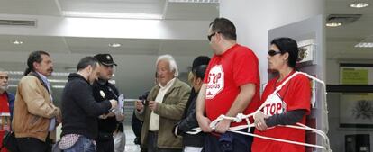 Miembros de Stop Desahucios, en la sucursal bancaria durante la protesta.