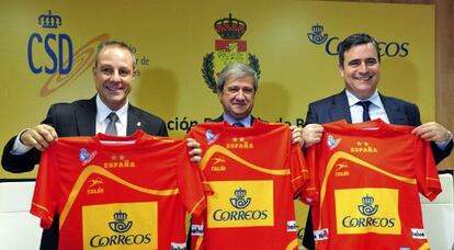 El presidente de la federación de balonmano, Francisco Blázquez; el de Correos, Javier Cuesta y el secretario de Estado Miguel Cardenal.